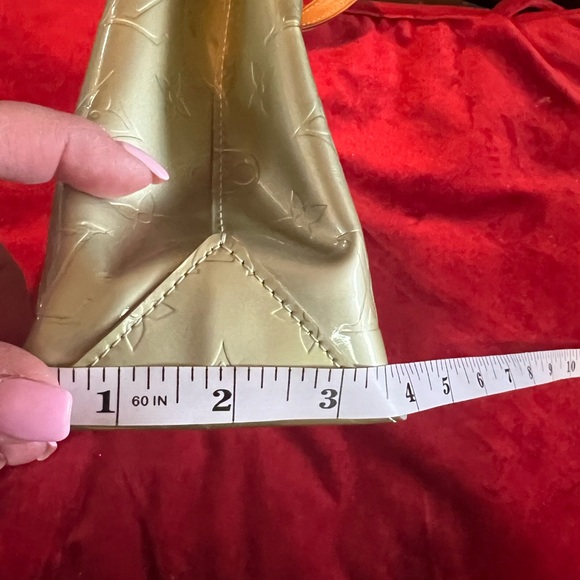 Louis Vuitton Monogram Vernis Reade PM tote bag in sage green patent leather. - Picture 10 of 17